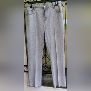 DG2 jean in light grey, lightweight. Bootcut bottoms.